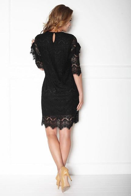 Robe noire en dentelle midi chic pour soirée cocktail avec manches courtes et silhouette droite.