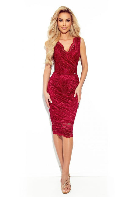 Robe de soirée chic en dentelle rouge, mi-longue, idéale pour cocktail ou événement, silhouette moulante, sans manches.