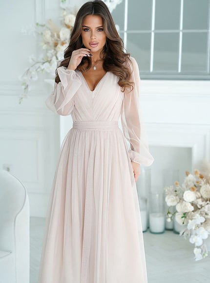 Robe de soirée chic rose midi à manches longues, parfaite pour cocktail ou événement élégant.