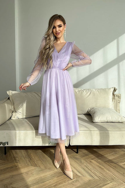 Robe soirée chic midi moulante violette, manches longues transparentes, parfaite pour cocktail ou événement élégant.