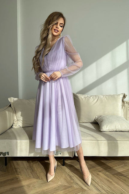 Robe soirée chic midi moulante violette avec manches longues en tulle, parfaite pour cocktail ou événement élégant.