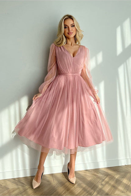 Robe cocktail rose midi à manches longues et col en V, idéale pour occasions élégantes et événements spéciaux.