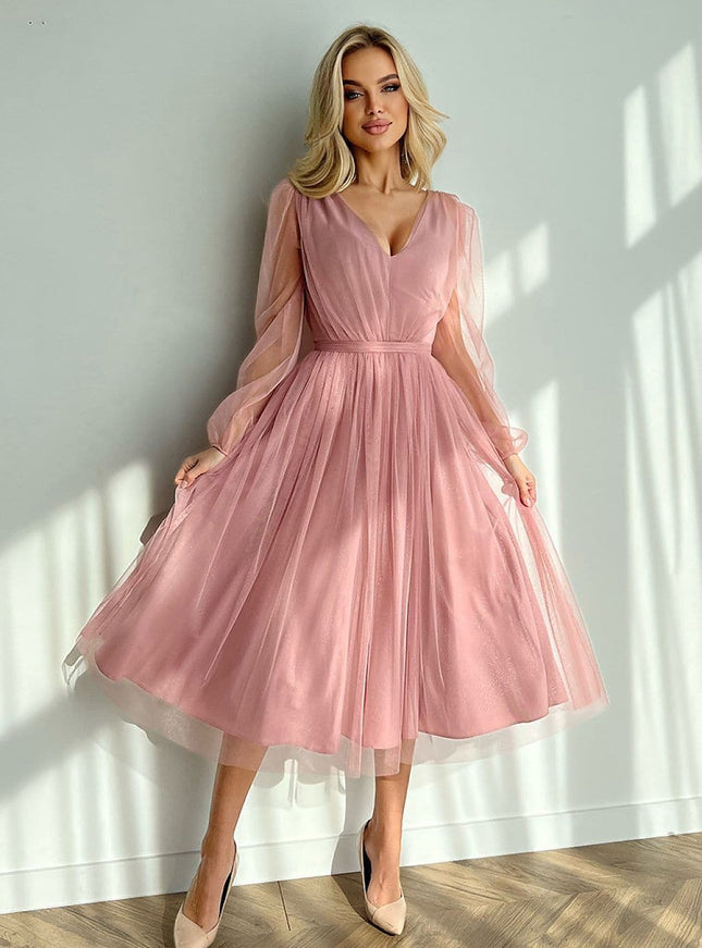 Robe cocktail rose midi à manches longues et col en V, idéale pour occasions élégantes et événements spéciaux.