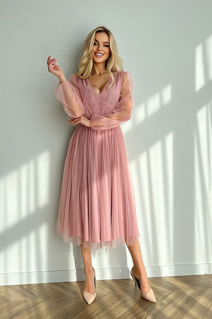 Robe cocktail rose midi à manches longues, parfaite pour soirée chic ou évènements élégants, avec jupe plissée et décolleté en V.