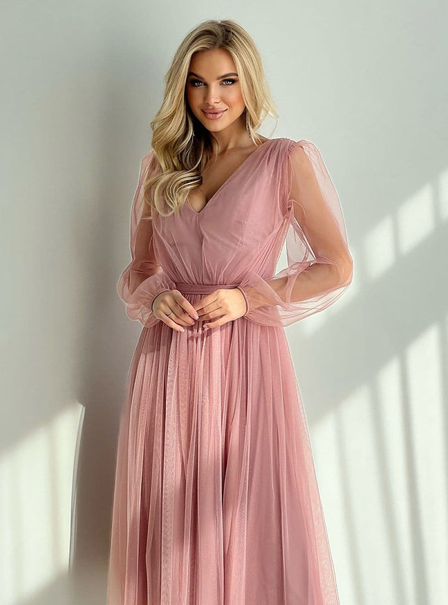 Robe cocktail rose midi à manches longues et décolleté pour soirée chic et élégante.