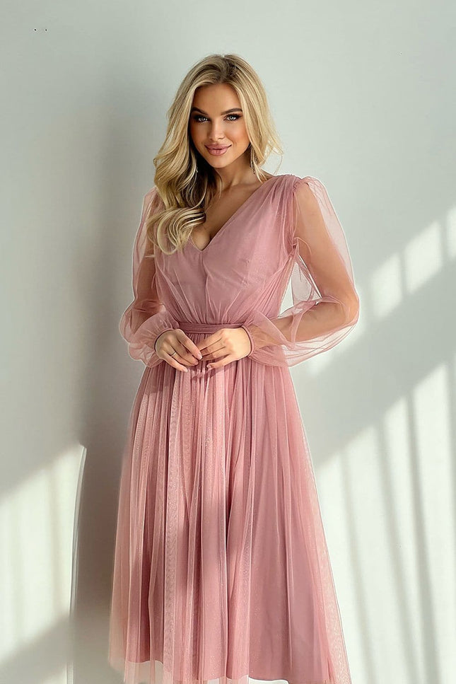 Robe cocktail rose midi à manches longues et décolleté pour soirée chic et élégante.