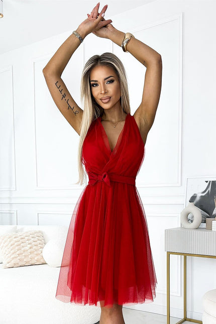 Robe de soirée rouge midi sans manches pour cocktail ou gala, style chic et féminin.