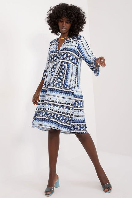 Robe d'été bleue bohème avec manches 3/4, motif ethnique, parfaite pour la plage ou un look casual chic.