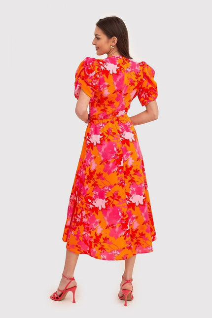 Robe d'été midi à fleurs rouges et roses avec manches courtes, idéale pour une journée ensoleillée ou une sortie décontractée.