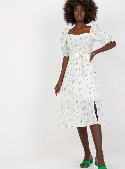 Robe d'été blanche midi à motif floral avec manches courtes et silhouette trapèze, idéale pour une journée ensoleillée ou une sortie décontractée.