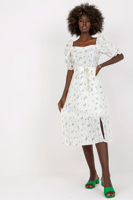 Robe d'été blanche midi à motif floral avec manches courtes et silhouette trapèze, idéale pour une journée ensoleillée ou une sortie décontractée.