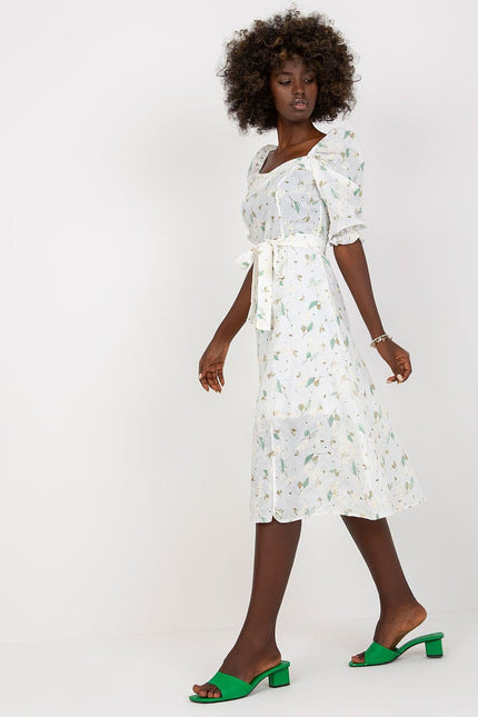 Robe d'été florale blanche midi avec manches courtes et ceinture pour un look bohème et décontracté.