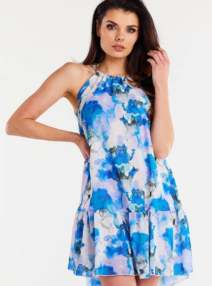 Robe d'été fleurie bleue courte sans manches, idéale pour une tenue casual et légère lors de journées ensoleillées ou de sorties à la plage.