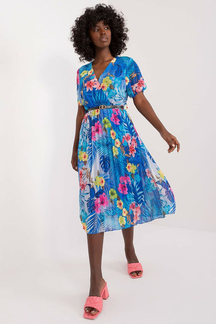 Robe d'été fleurie bleue midi à manches courtes pour un look bohème et casual idéale pour une sortie plage ou un pique-nique.