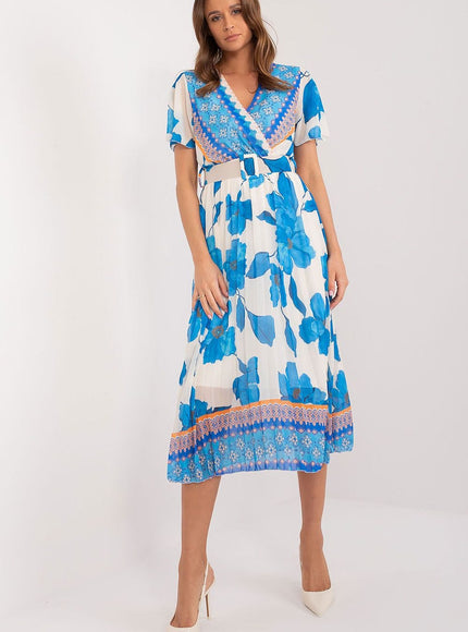 Robe d'été bleue et blanche midi plissée à motif floral parfaite pour un cocktail ou une soirée casual.