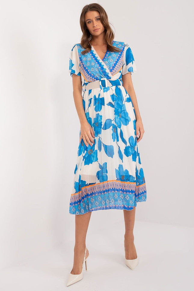 Robe d'été bleue et blanche midi plissée à motif floral parfaite pour un cocktail ou une soirée casual.