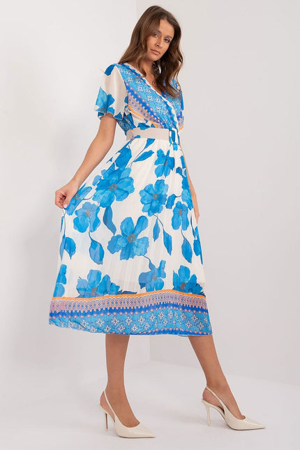 Robe d'été midi plissée bleue à motifs floraux grande taille, manches courtes, parfaite pour une soirée ou un cocktail.