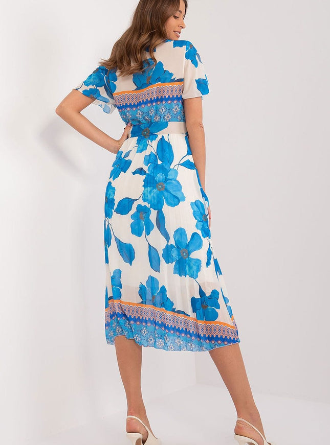 Robe d'été midi plissée bleue florale avec manches courtes et décolleté, idéale pour une soirée ou un événement estival.