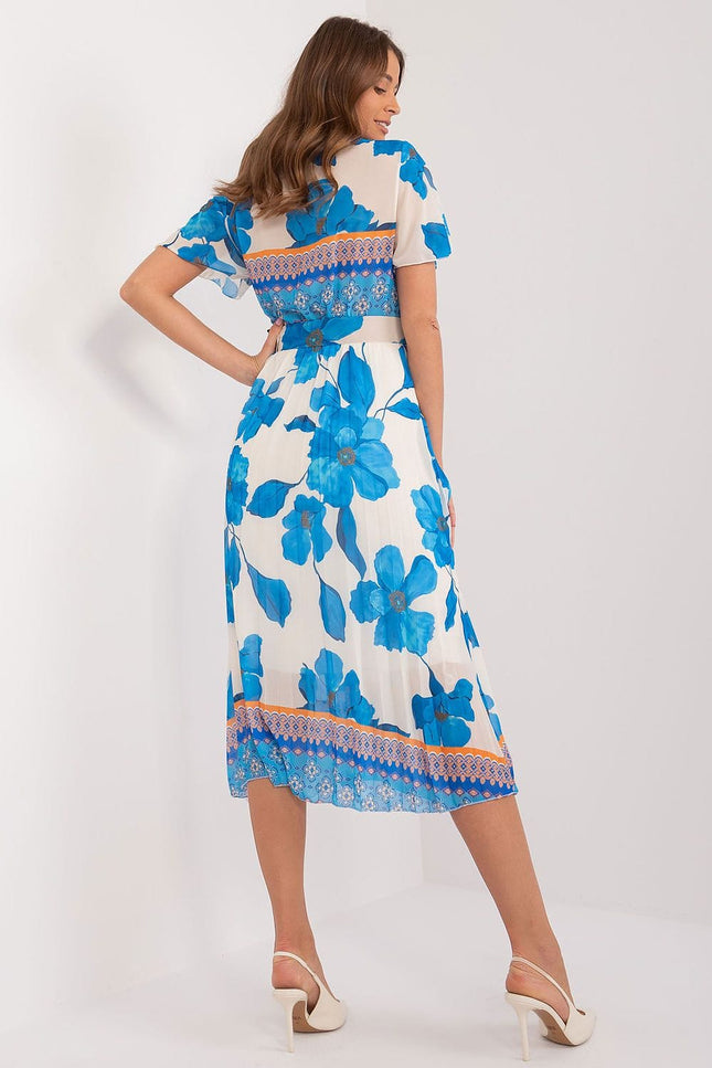 Robe d'été midi plissée bleue florale avec manches courtes et décolleté, idéale pour une soirée ou un événement estival.