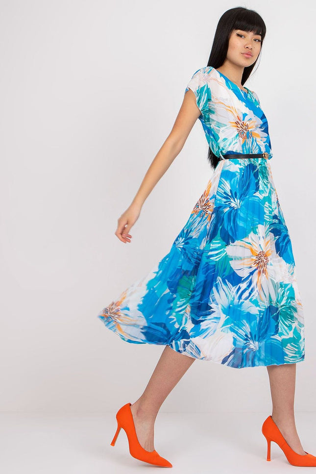 Robe d'été fleurie bleue midi plissée, confortable pour plage ou sortie casual, manches courtes, silhouette trapèze.