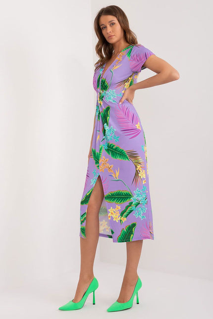 Robe d'été fleurie midi violette à manches courtes pour femmes, idéale pour une allure élégante et décontractée.