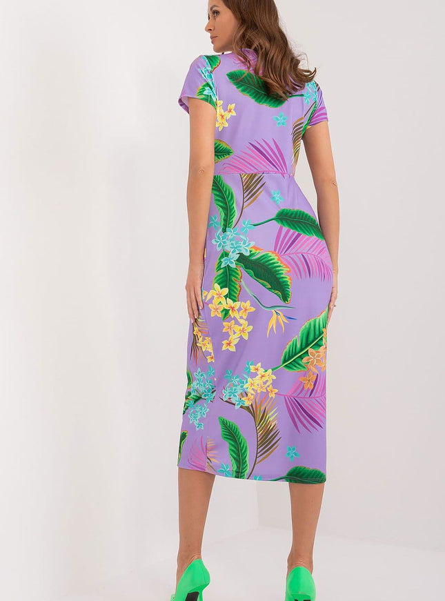 Robe d'été fleurie midi à manches courtes et couleur violette, idéale pour occasions décontractées ou festives en plein air.