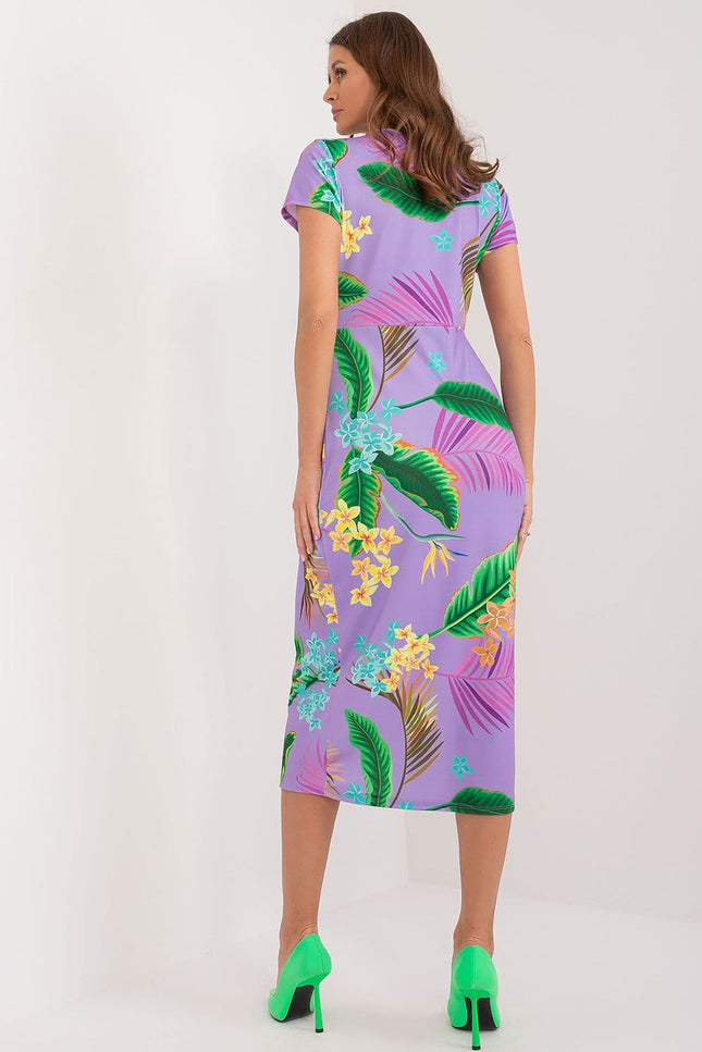 Robe d'été fleurie midi à manches courtes et couleur violette, idéale pour occasions décontractées ou festives en plein air.