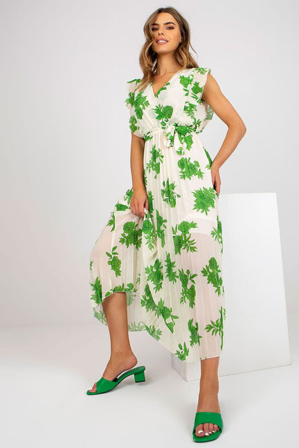 Robe d'été midi florale verte sans manches, parfaite pour une journée plage ou un cocktail en plein air.