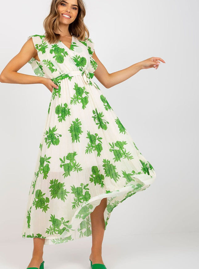 Robe d'été midi florale verte sans manches, idéale pour une journée plage ou un événement casual en extérieur.