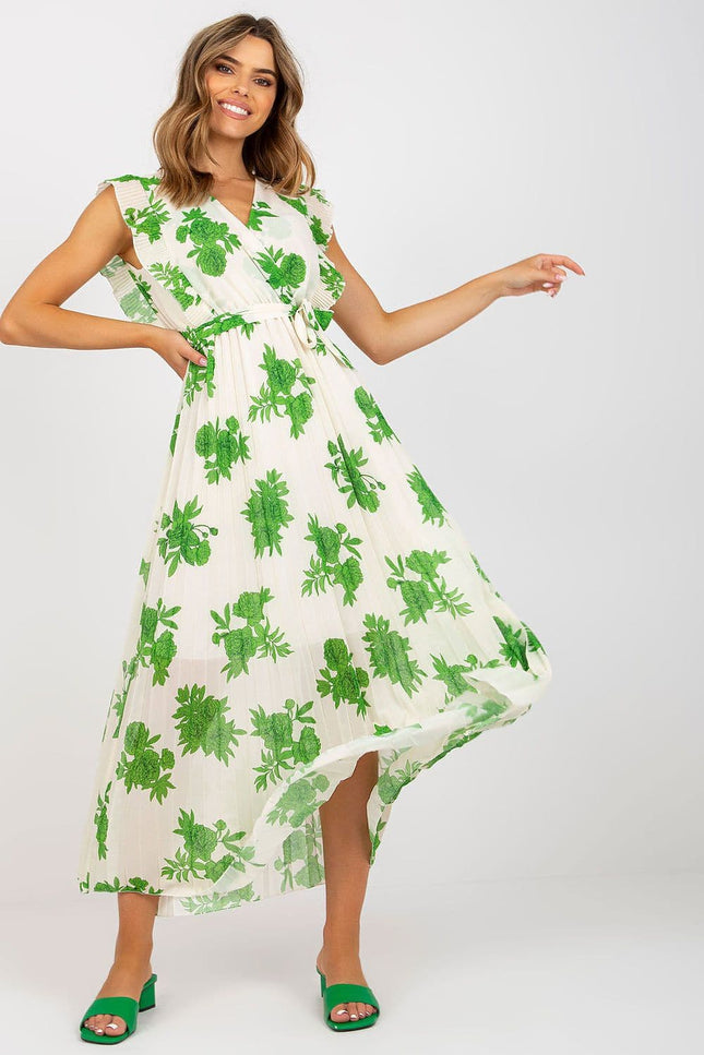 Robe d'été midi florale verte sans manches, idéale pour une journée plage ou un événement casual en extérieur.