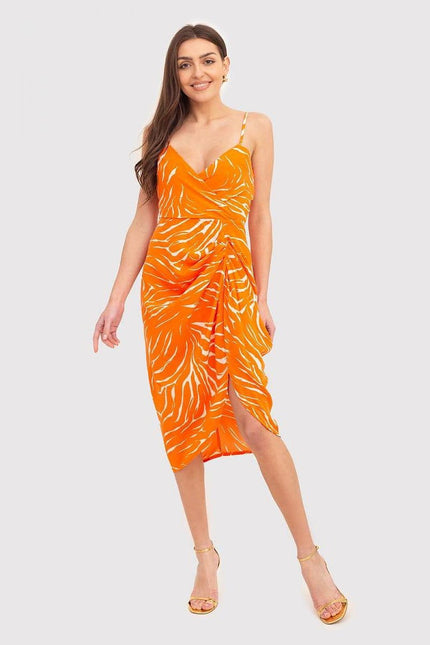 Robe d'été orange midi sans manches, style bohème fluide, idéale pour soirées et événements estivaux.