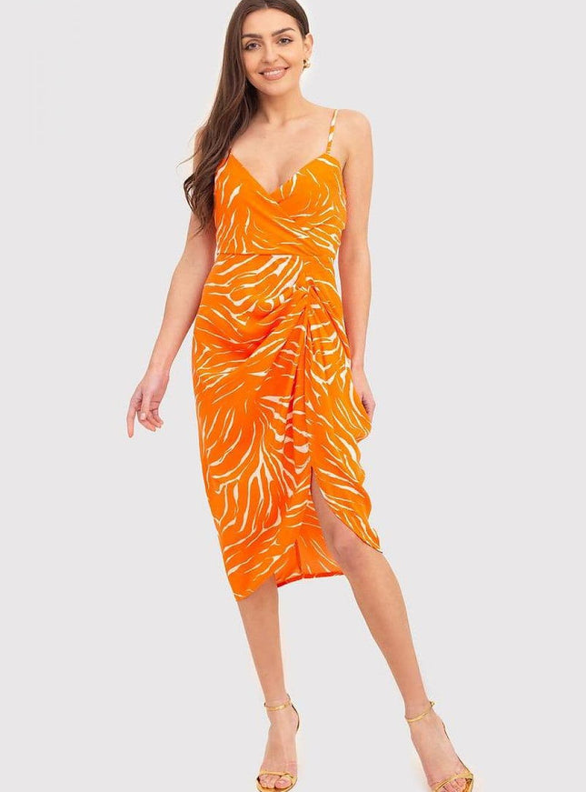 Robe d'été orange midi sans manches, style bohème fluide, idéale pour soirées et événements estivaux.