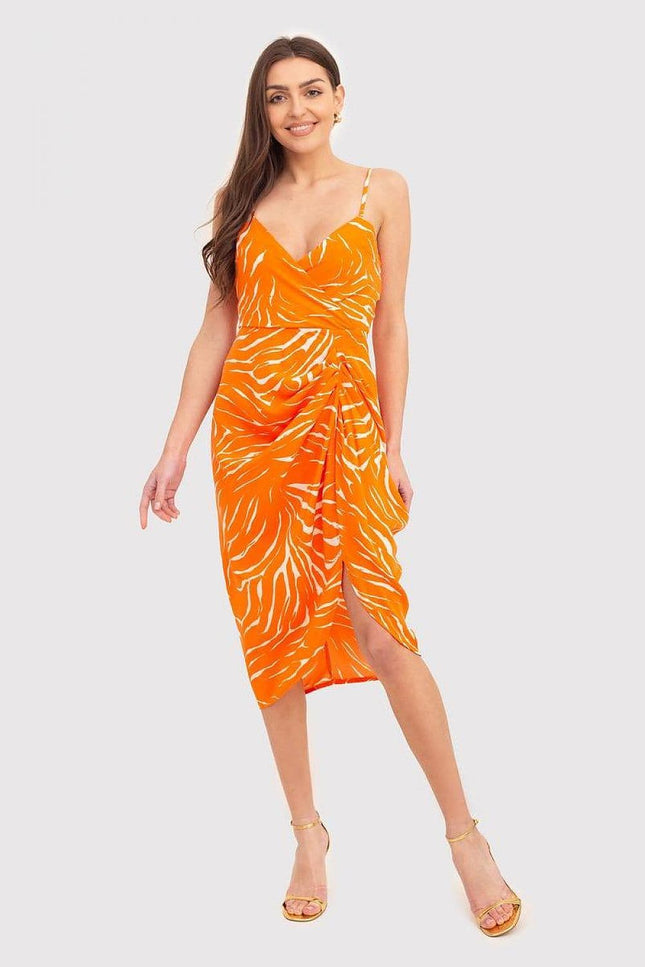 Robe d'été orange midi sans manches, style bohème fluide, idéale pour soirées et événements estivaux.