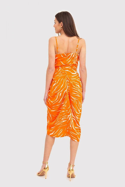 Robe d'été midi orange sans manches, style princesse et décontractée, idéale pour une journée chaude ou une sortie décontractée.