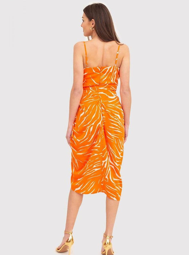 Robe d'été midi orange sans manches, style princesse et décontractée, idéale pour une journée chaude ou une sortie décontractée.