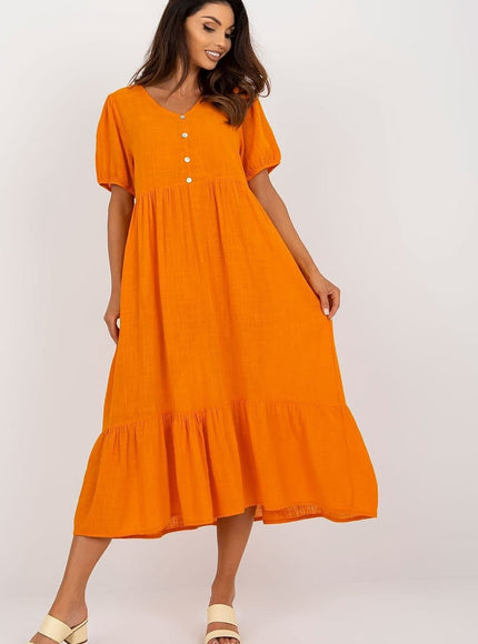 Robe d'été midi orange fluide avec manches courtes et boutons, idéale pour une allure décontractée et confortable.