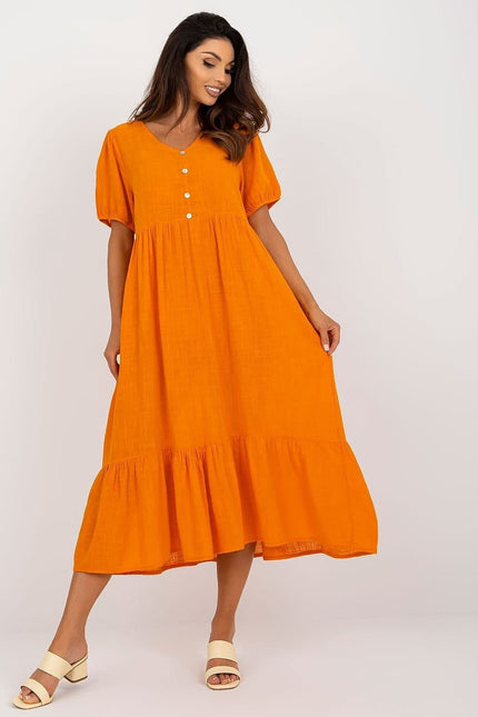 Robe d'été midi orange fluide avec manches courtes et boutons, idéale pour une allure décontractée et confortable.