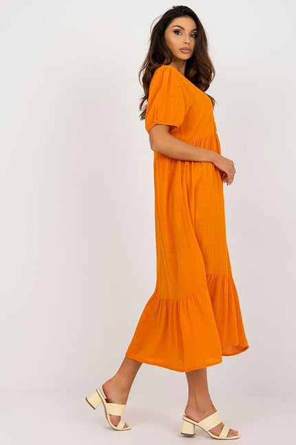 Robe d'été orange midi fluide à manches courtes pour un look casual et confortable.