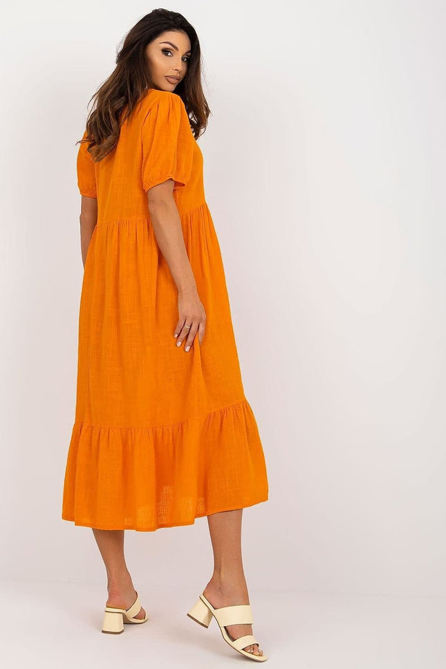 Robe d'été orange fluide de longueur midi avec manches courtes, idéale pour une soirée décontractée ou une journée plage.