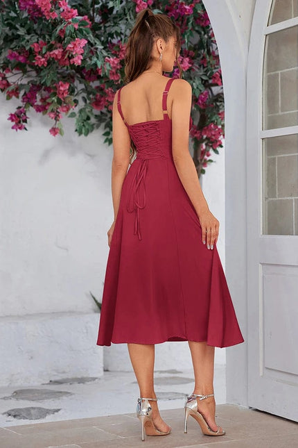 Robe de soirée chic bordeaux midi évasée sans manches idéale pour un cocktail d'été.