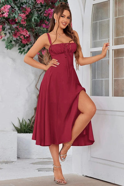 Robe cocktail rouge longue évasée sans manches pour soirée chic, idéale pour événement estival.