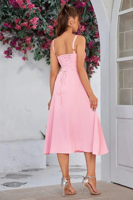 Robe cocktail dos nu rose poudré midi élégante pour mariage invité chic, en dentelle légère.