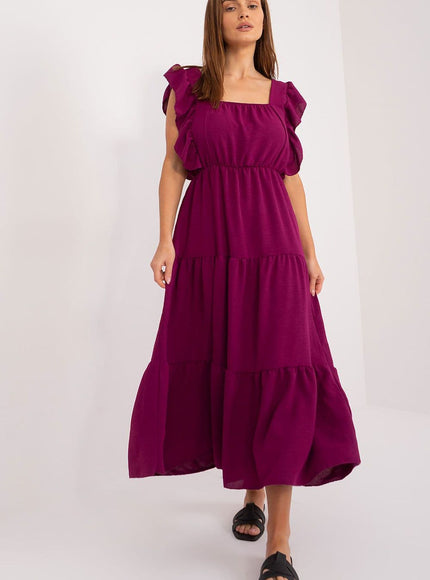 Robe d'été violette longue évasée avec manches courtes et épaules dénudées, idéale pour une soirée ou un évènement décontracté.