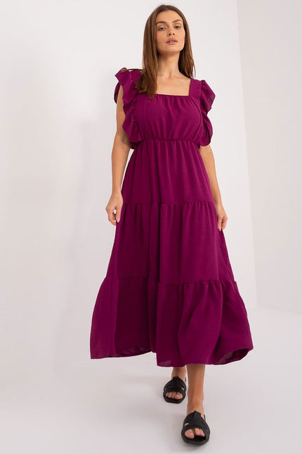 Robe d'été violette longue évasée avec manches courtes et épaules dénudées, idéale pour une soirée ou un évènement décontracté.