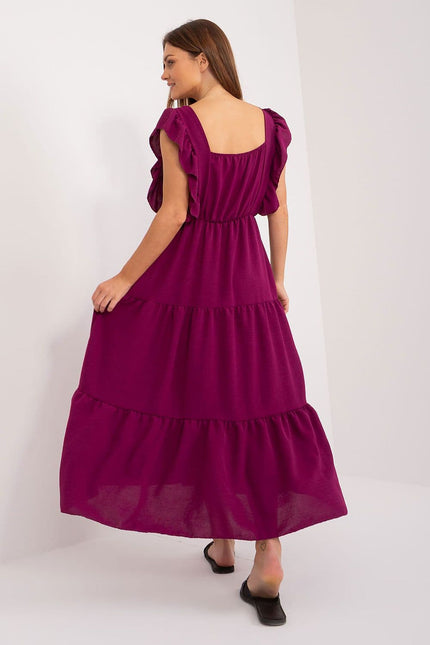 Robe d'été longue et évasée violette à manches courtes et volants, parfaite pour une tenue décontractée et élégante.