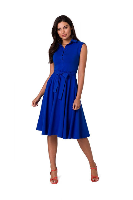 Robe évasée bleue sans manches pour cocktail ou mariage, style chic et casual, longueur midi, idéale pour l'été et événements décontractés.