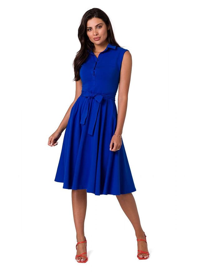 Robe évasée bleue sans manches pour cocktail ou mariage, style chic et casual, longueur midi, idéale pour l'été et événements décontractés.