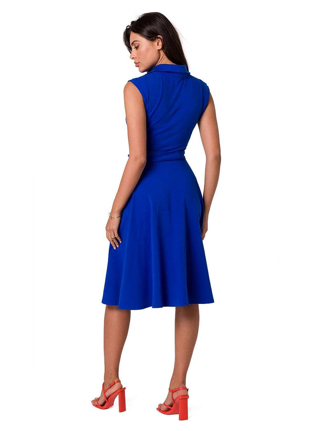 Robe bleue évasée chic sans manches, idéale pour cocktail ou soirée, silhouette trapèze, longueur midi.