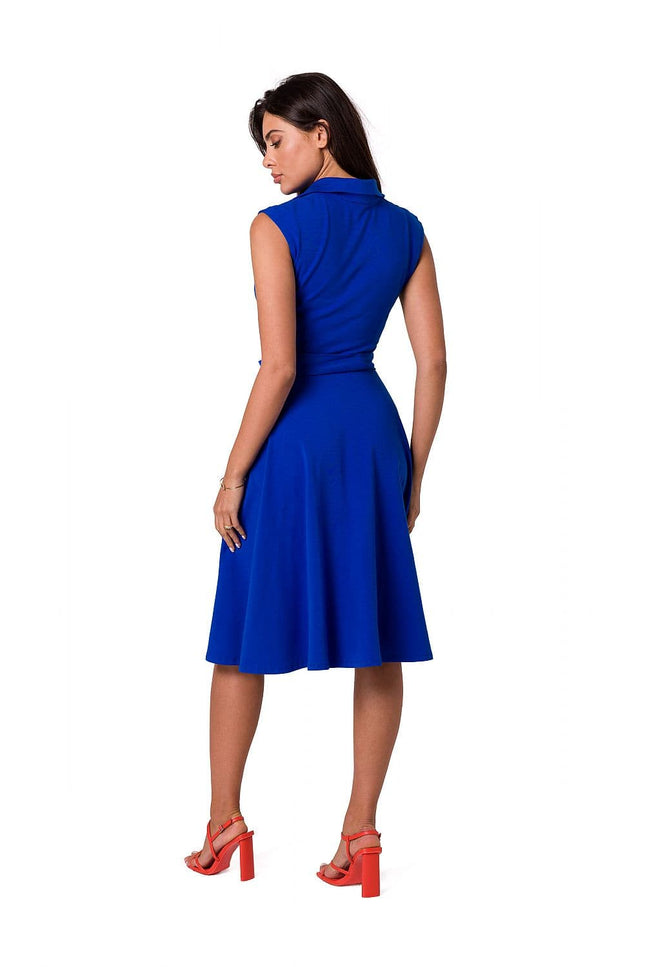 Robe bleue évasée chic sans manches, idéale pour cocktail ou soirée, silhouette trapèze, longueur midi.