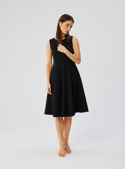 Robe noire soirée chic midi droite sans manches, parfaite pour un cocktail ou un événement formel, élégante et sobre.